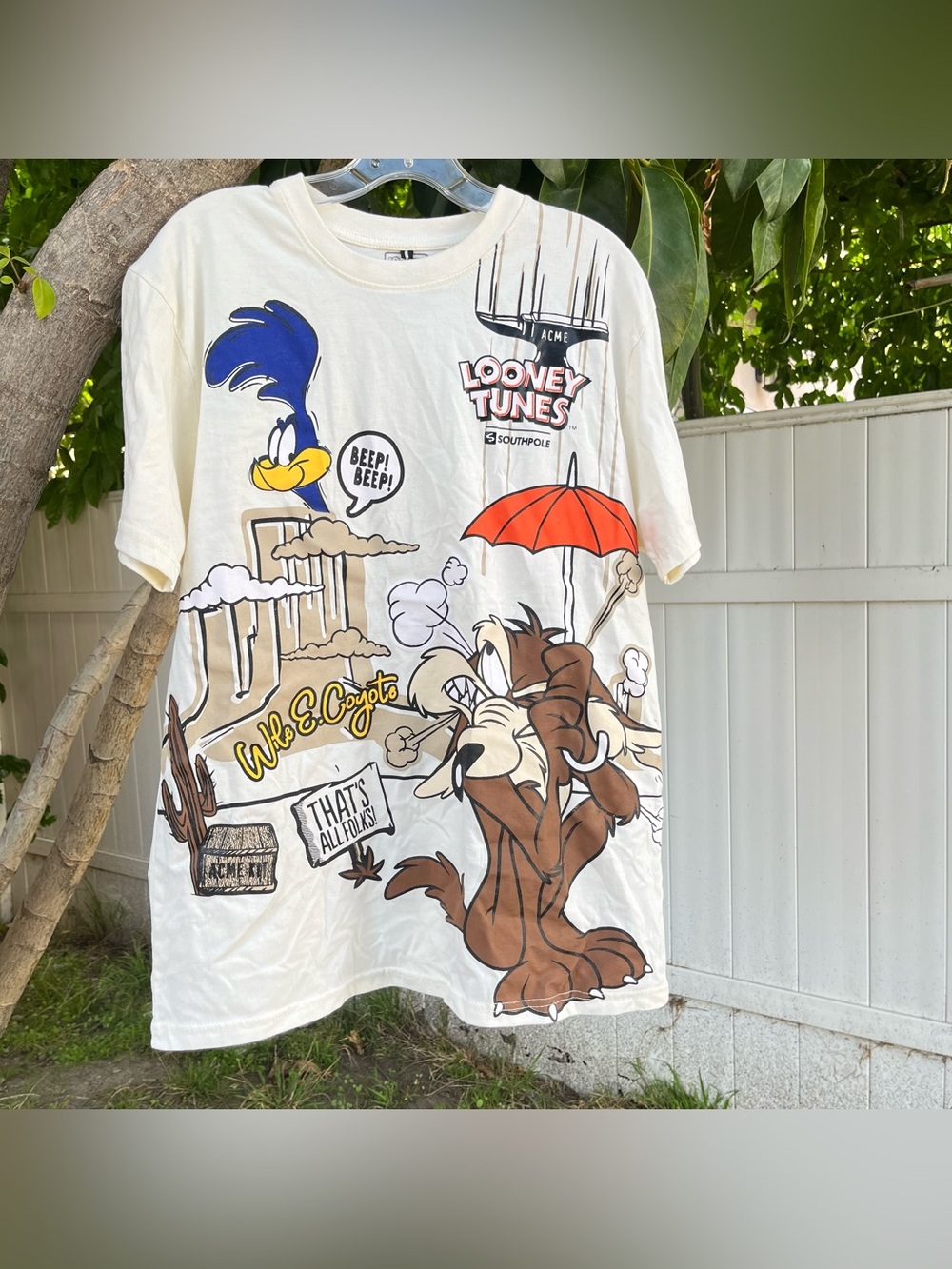 Southpole x Looney Tunes "Wile E. Coyote & Road Runner" Graphic Tee Shirt.